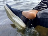 Halb nackt, halb besohlt: Barfuß in Schuhen