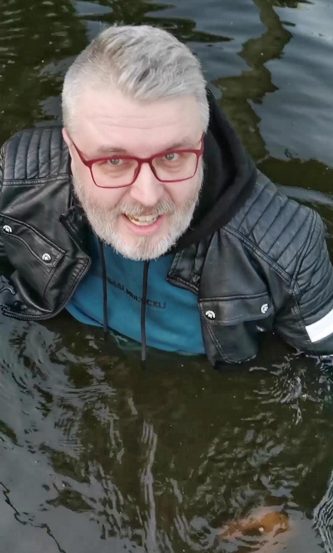 Öffentliches Bad in Hoodie & Ledercatsuit Pt 1