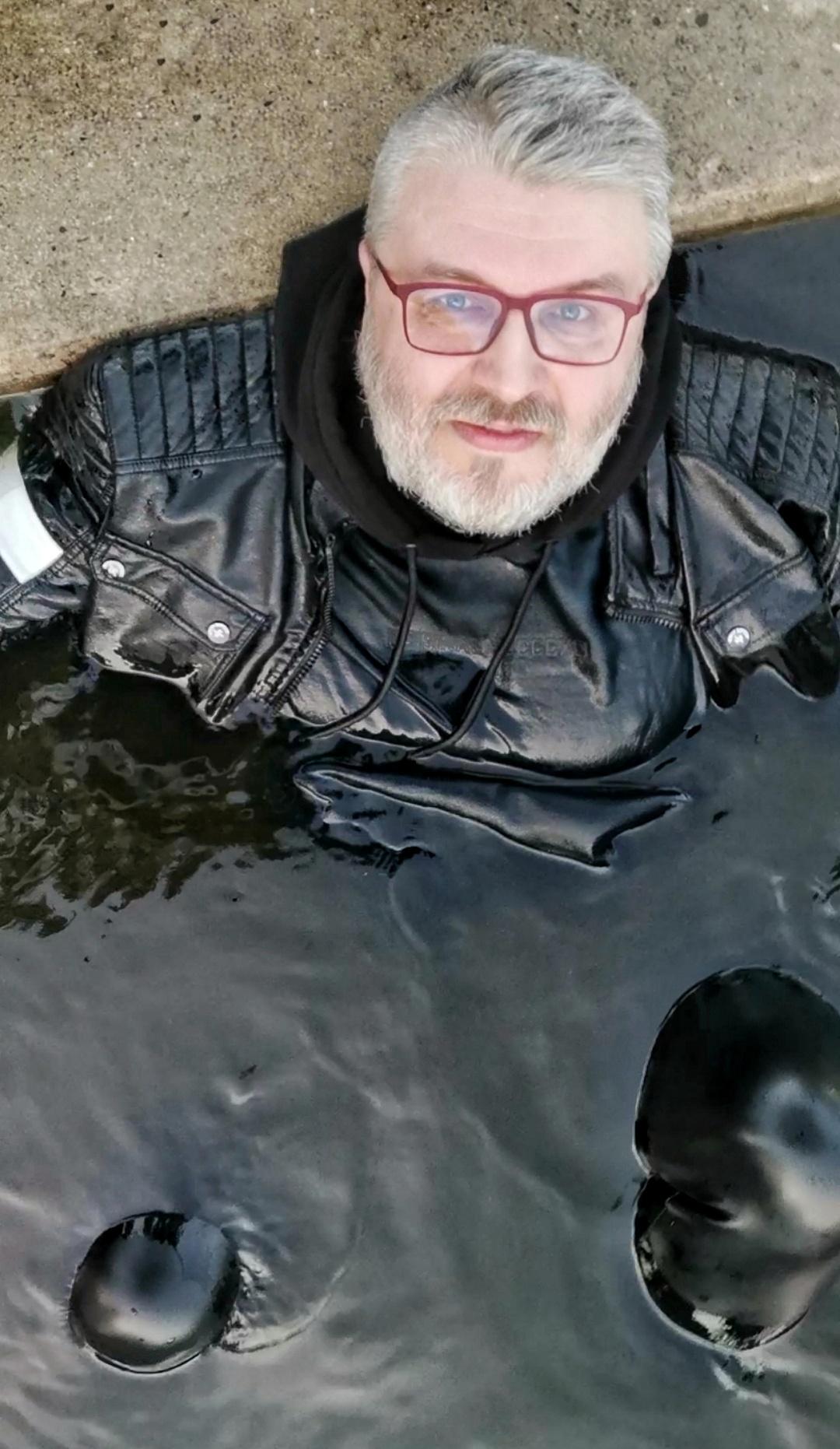 Öffentliches Bad in Hoodie & Ledercatsuit Pt 2