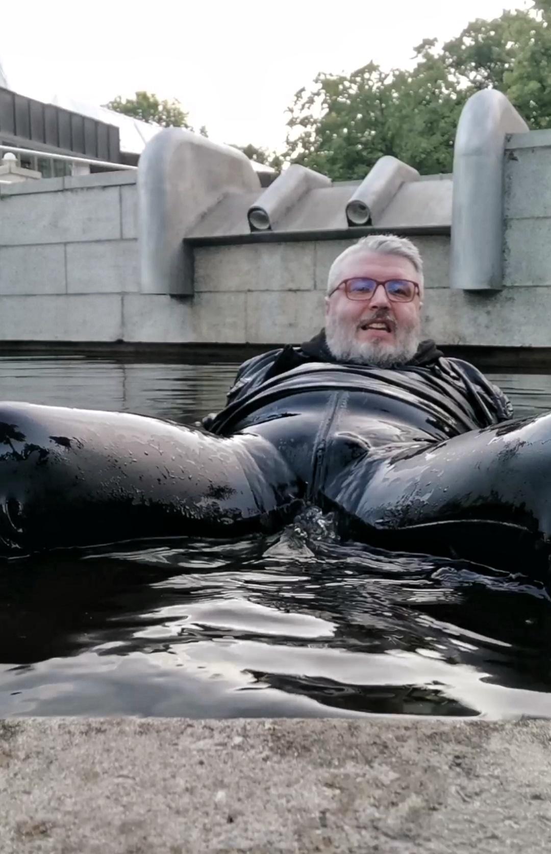 Öffentliches Bad in Hoodie & Ledercatsuit Pt 3