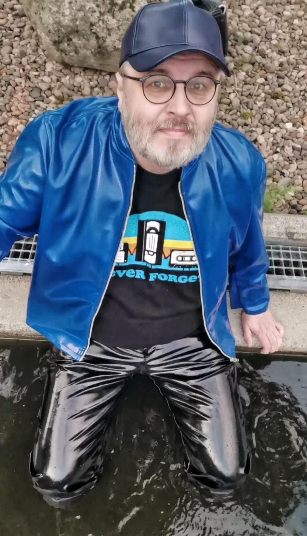 Öffentliches Bad in Lack & Sneaker Pt 1