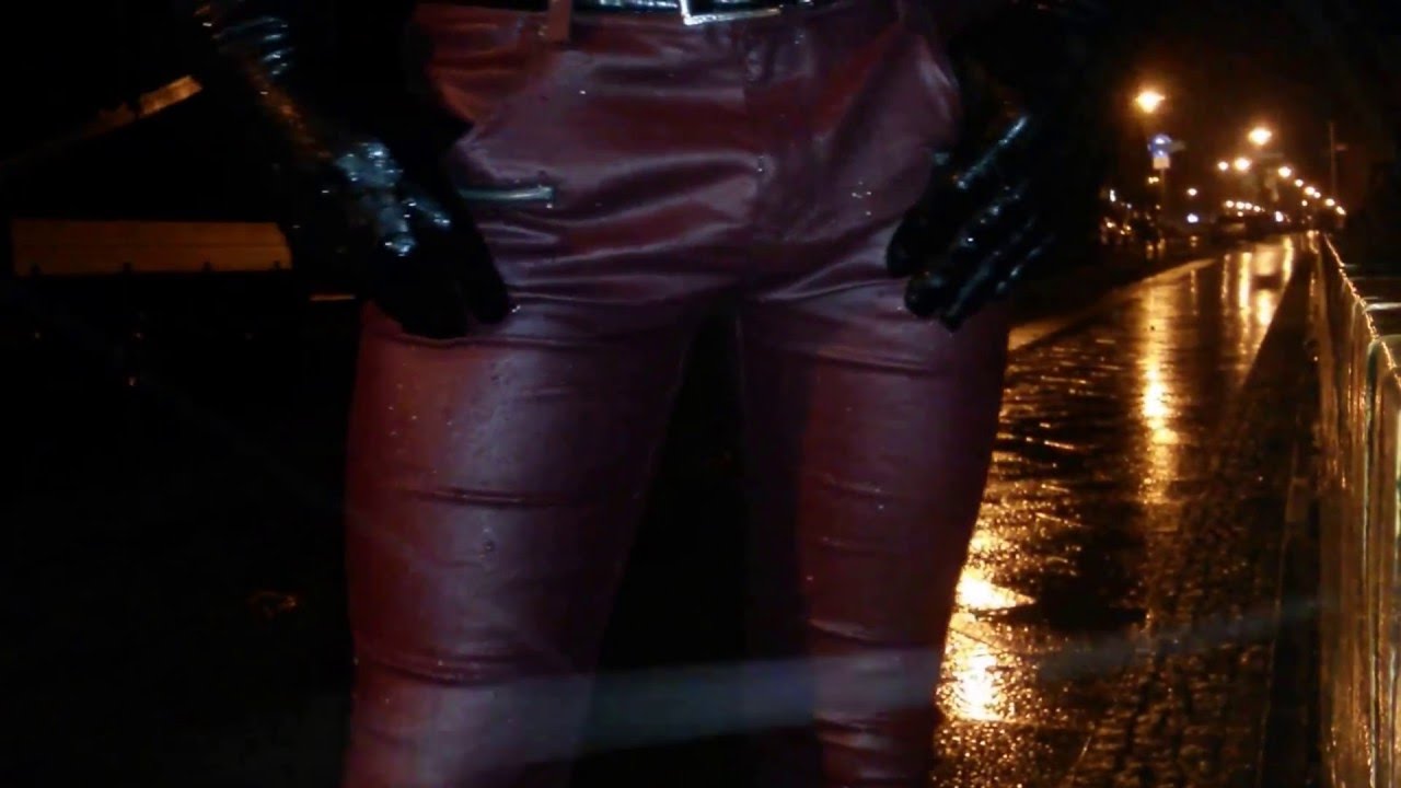 nasser Abendspaziergang in Leder - exciting wet night experience in tight sexy leather pants