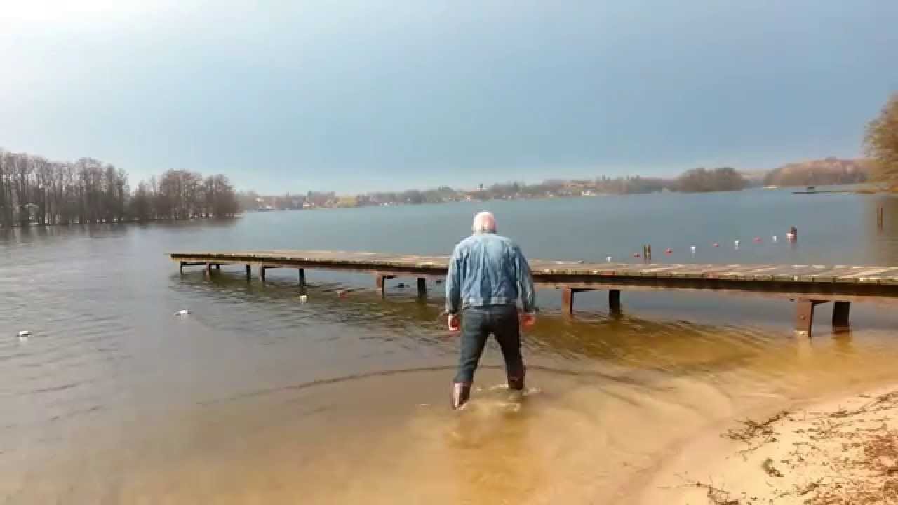 Maennerklo the dirty faggot goes with clothes and boots into the lake