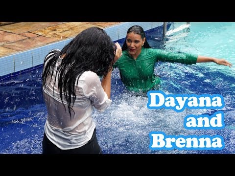 Dayane and Brenna soaked in the pool