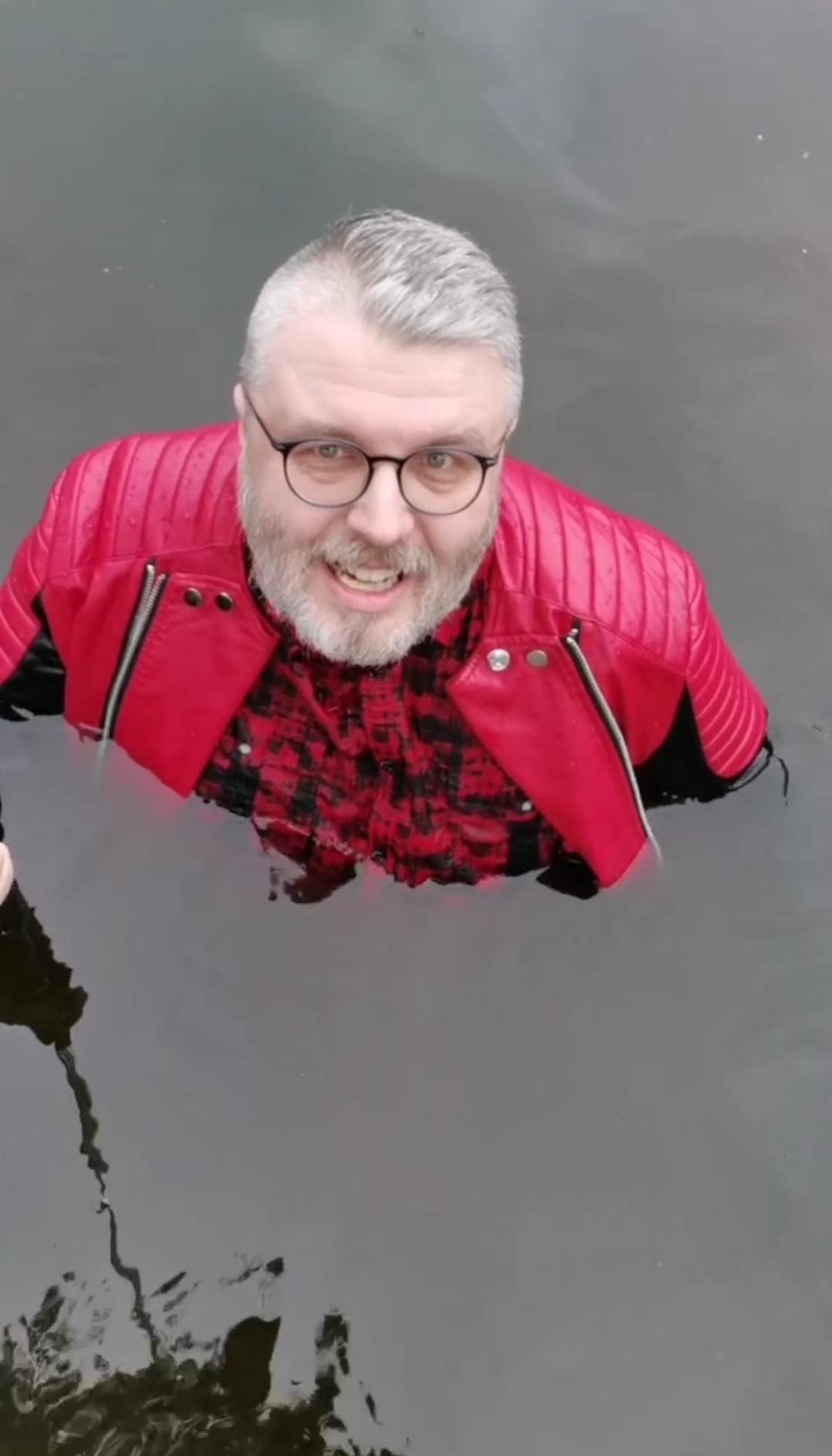 Öffentliches Bad in Lederleggings & Lederjacke 2