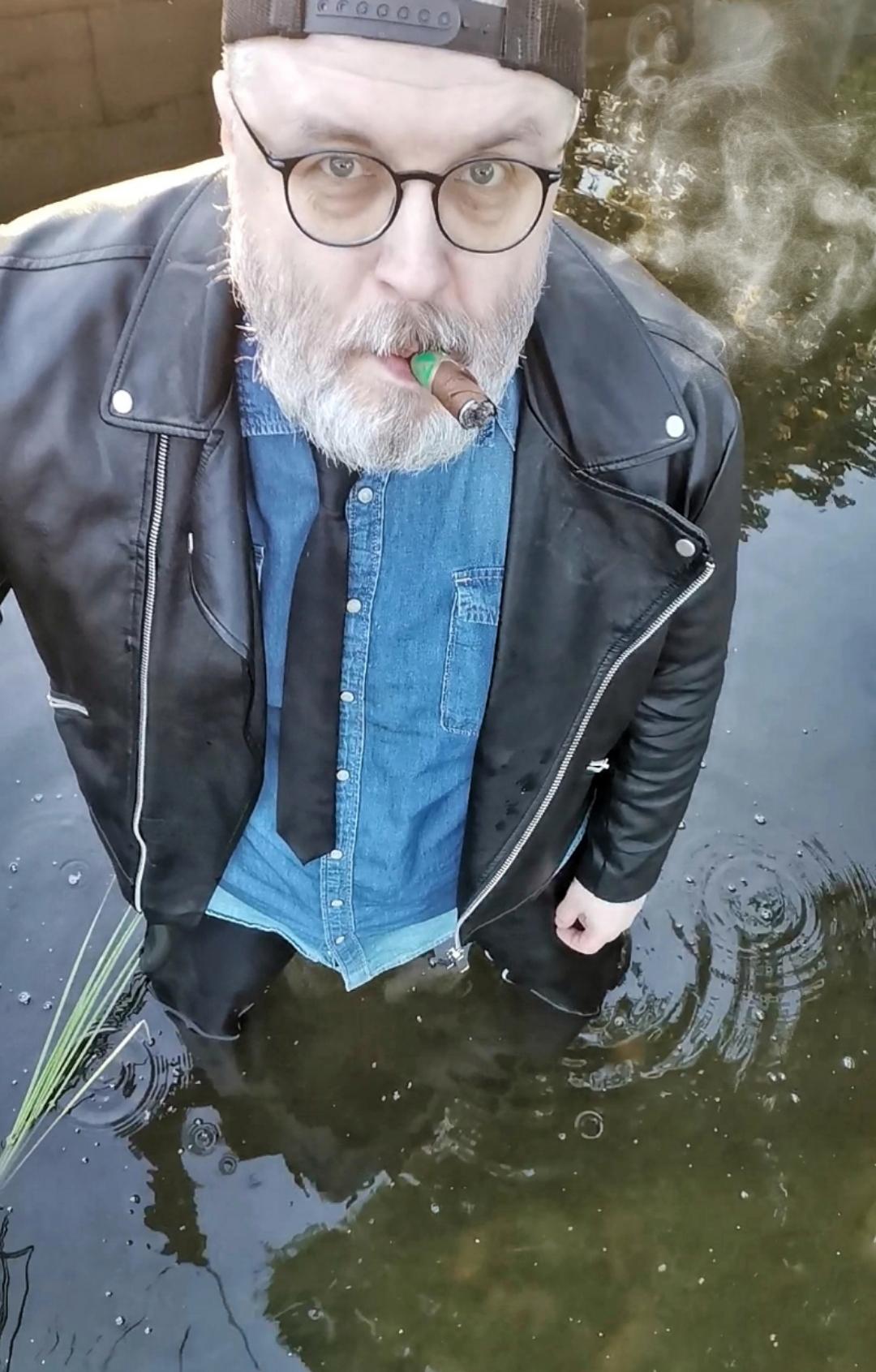 Nasses Zigarrerauchen in Leder Pt 1