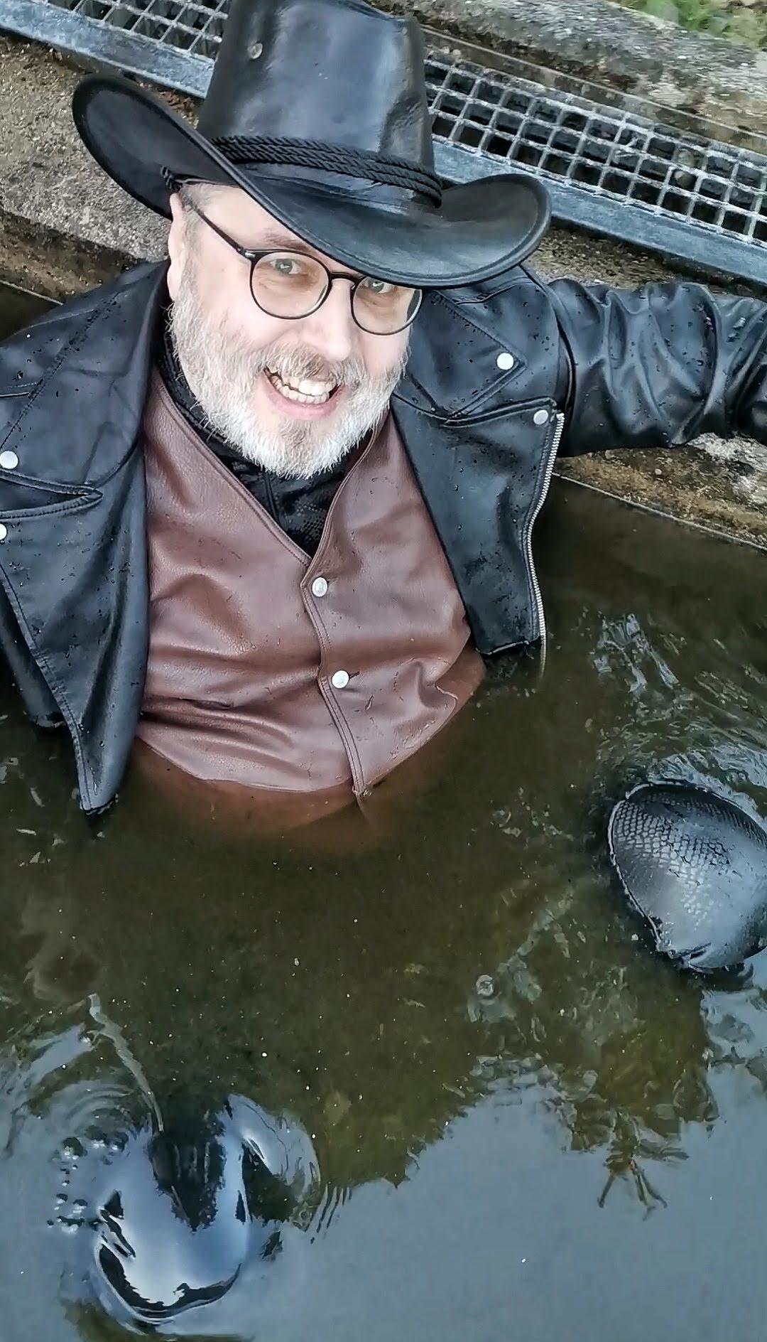 Wet Leder Cowboy in public Pt 3
