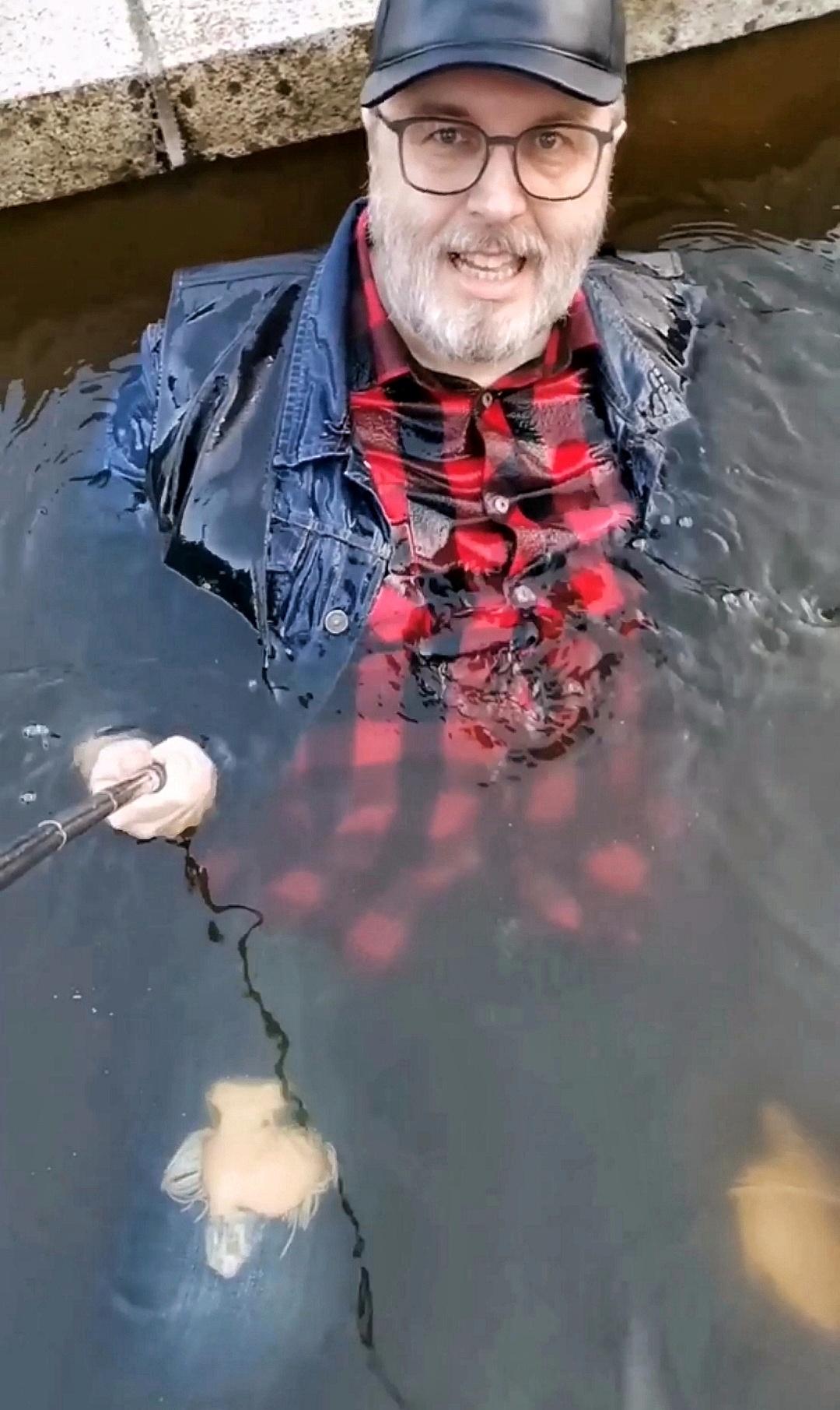 Öffentliches Bad in zerrissenen Jeans Pt. 4